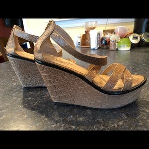 Talbot’s light brown wedge sandals W8